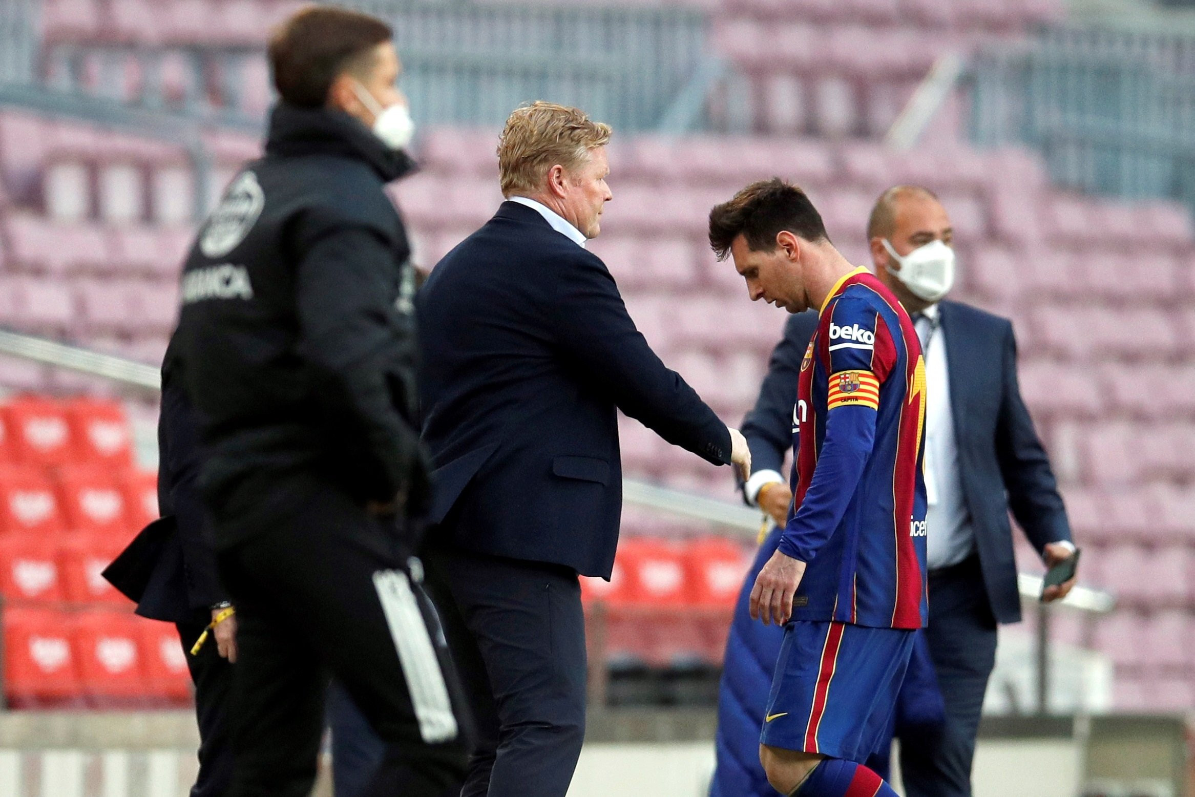 Koeman y Messi, abatidos tras la derrota contra el Celta / EFE