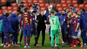 Ronald Koeman dirigiendo al Barça contra el Sevilla / FC Barcelona