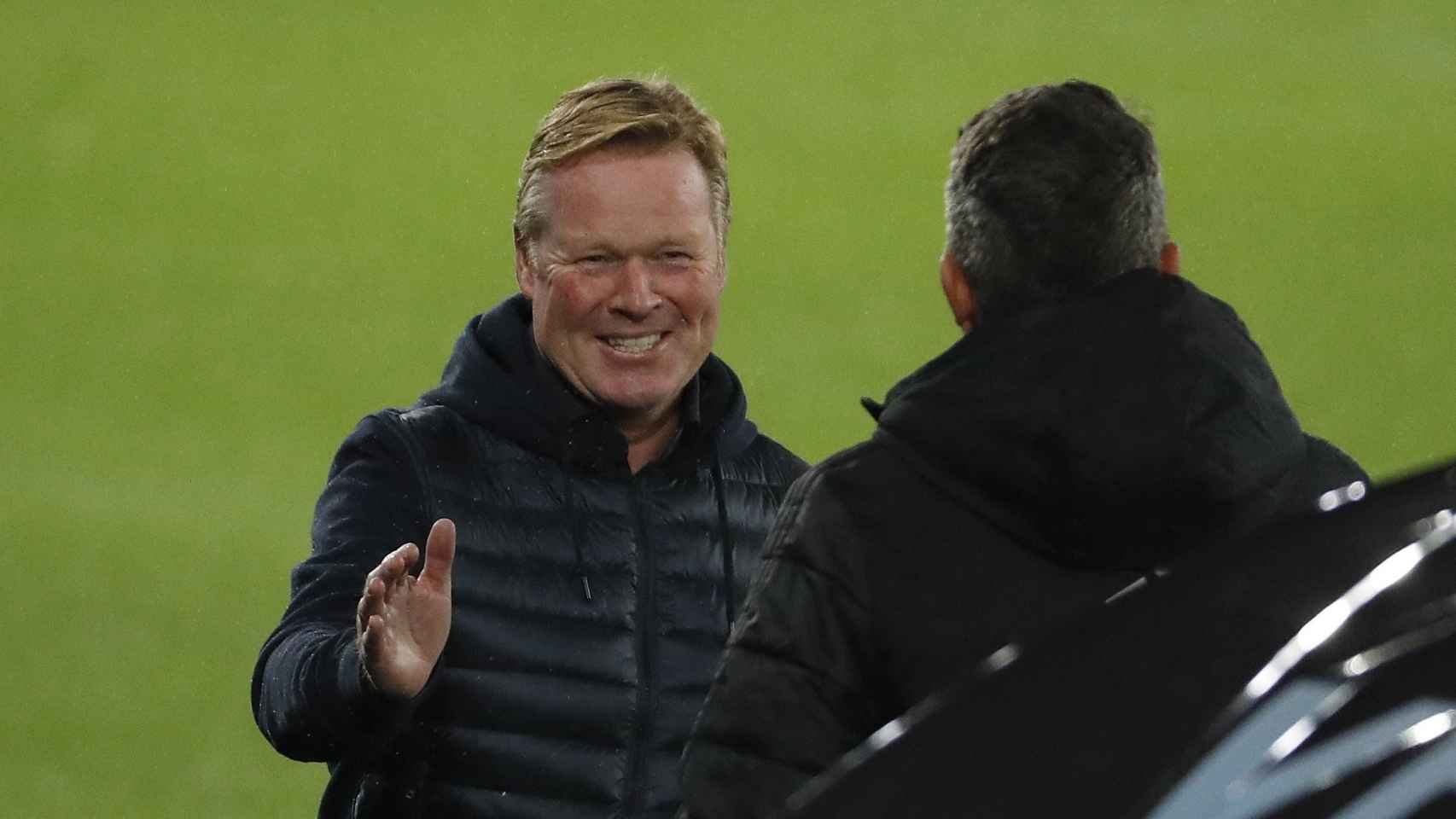 Ronald Koeman, eufórico en Balaídos, saluda a Òscar García / EFE