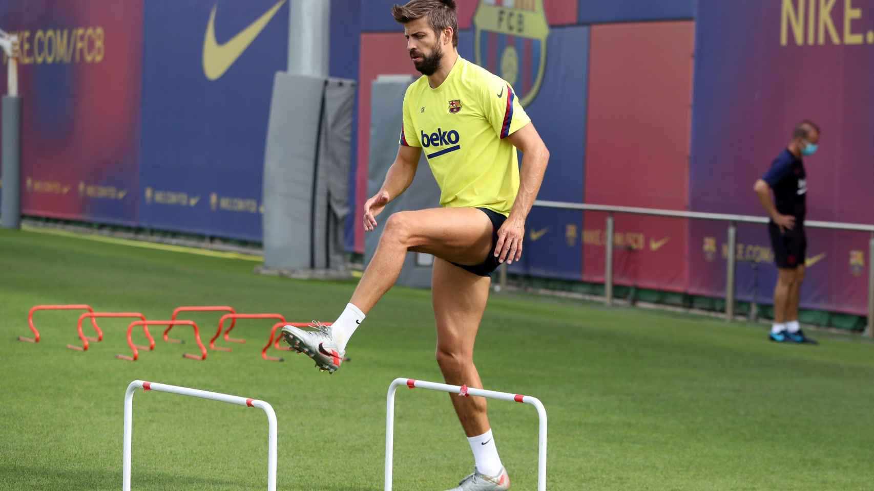 Piqué en el entreno del Barça / FCB