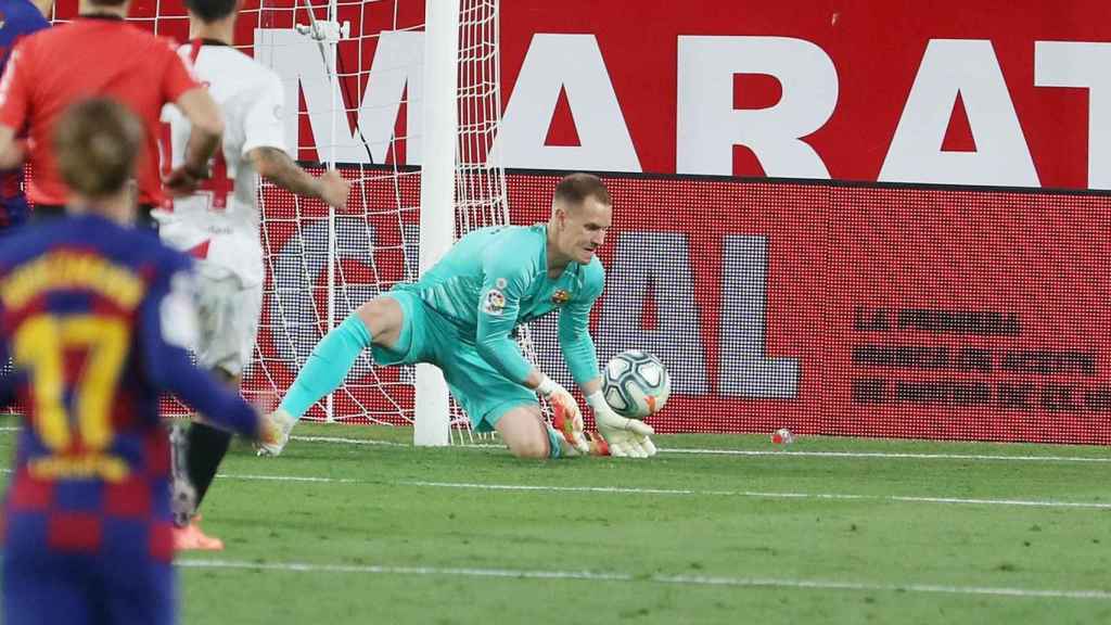 Ter Stegen atajando un balón durante el partido contra el Sevilla / FC Barcelona