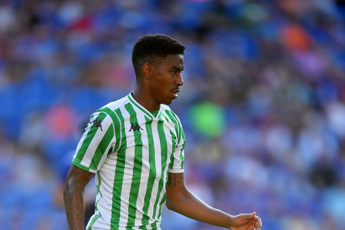 Junior Firpo jugando con el Real Betis / EFE