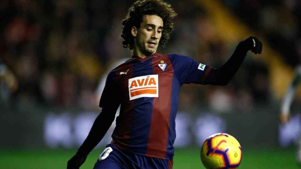 Marc Cucurella en un encuentro con el Eibar / EFE