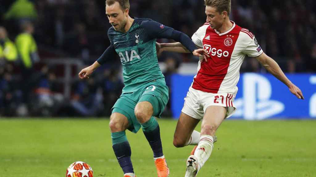 Frenkie de Jong disputa un balón con Christian Eriksen / EFE