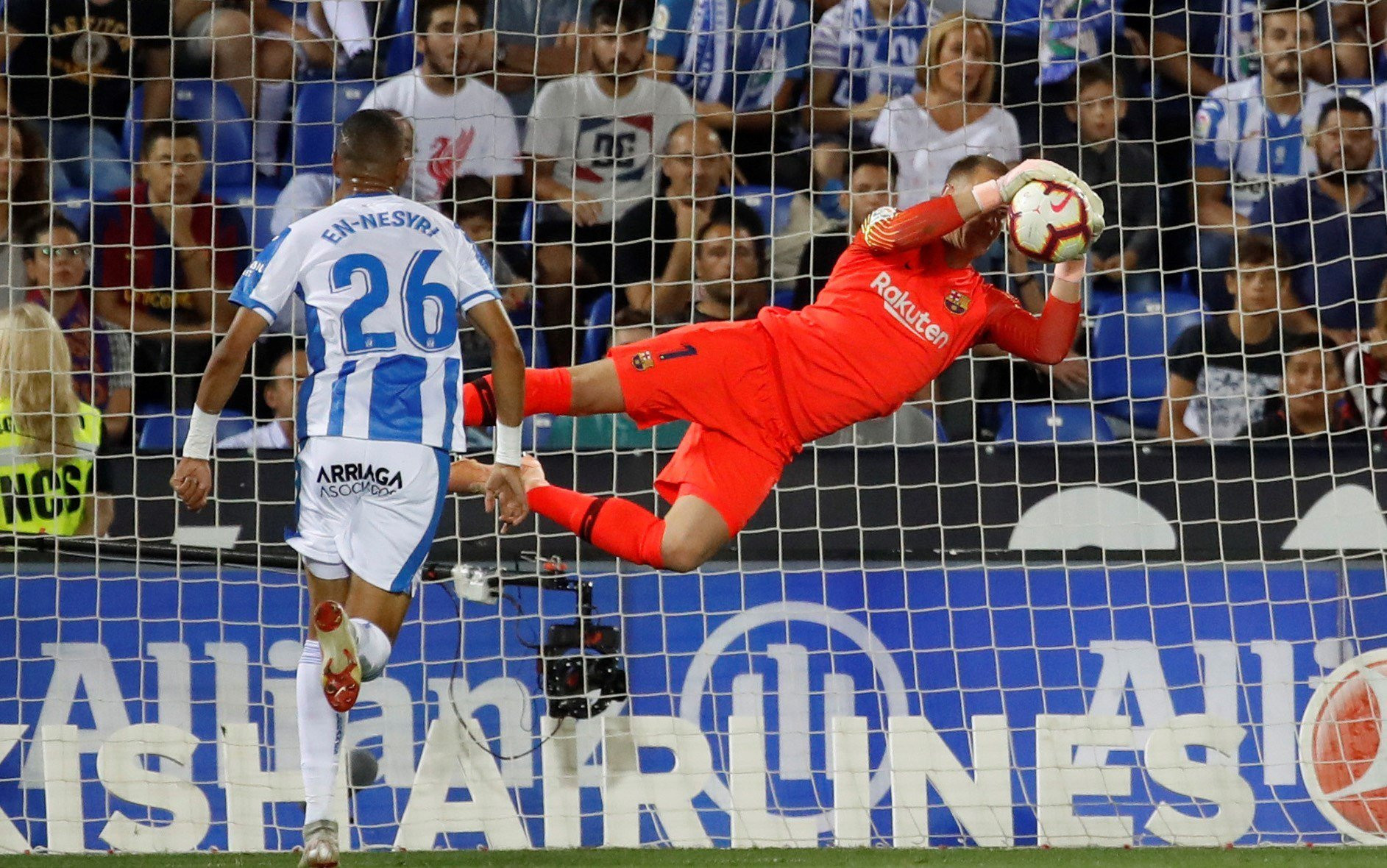 Ter Stegen detiene un chute frente al Leganés / EFE