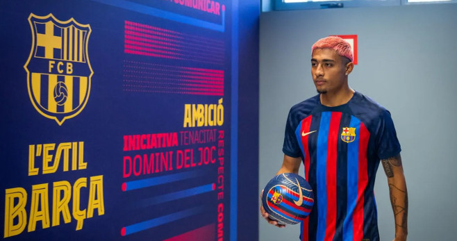 Julián Araujo, vistiendo por primera vez la camiseta del Barça / FCB