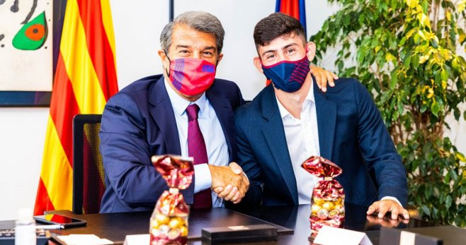 Joan Laporta y Yusuf Demir en la firma del contrato / FCB