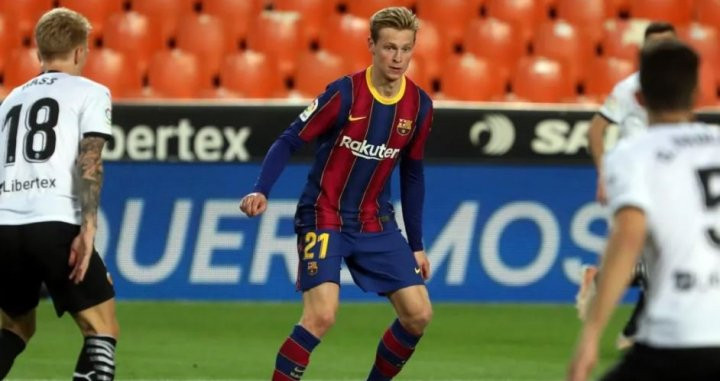 De Jong ante la defensa del Valencia en Mestalla / FCB