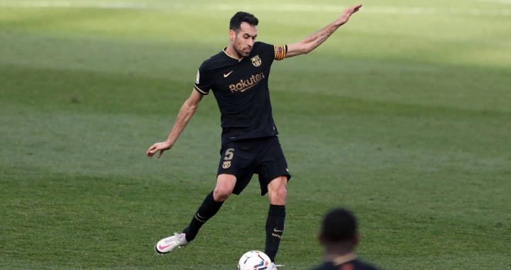 Sergio Busquets, en una acción ante el Elche | FCB