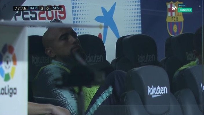 Una foto de Arturo Vidal en el banquillo frente al Sevilla