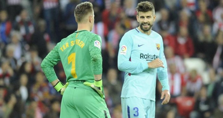 Una foto de archivo de Piqué y Ter Stegen durante un partido con el Barça