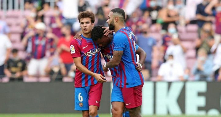 Ansu, Memphis y Coutinho celebrando un gol / FC Barcelona