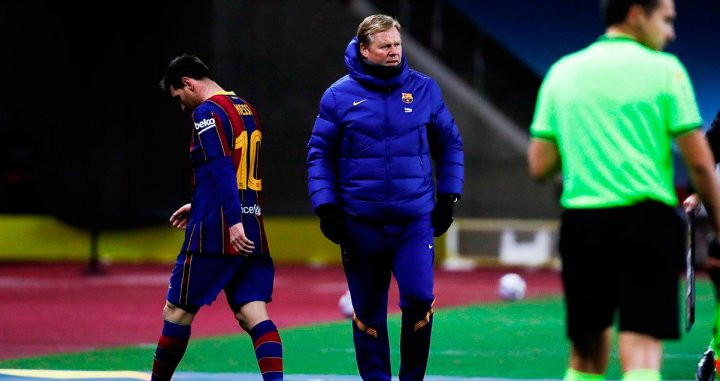 Leo Messi se marcha del campo expulsado y pasa junto a Koeman / EFE