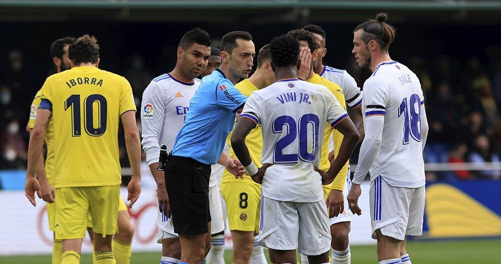 Los jugadores del Villarreal y Real Madrid, expresando sus quejas a Sánchez Martínez / EFE