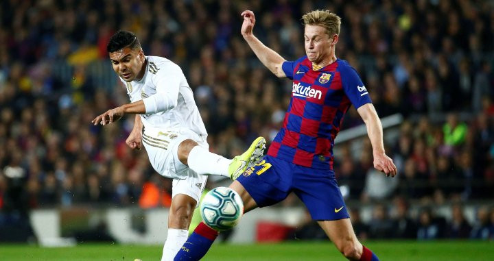 De Jong, defendiendo a Casemiro en el Clásico | EFE