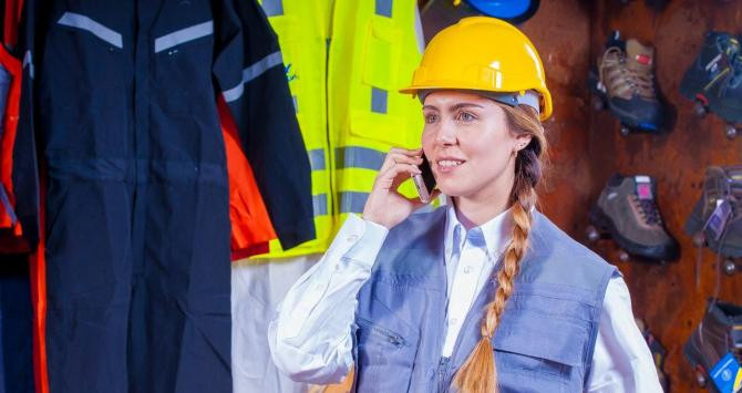 Una mujer trabajadora del sector de la industria / ARCHIVO