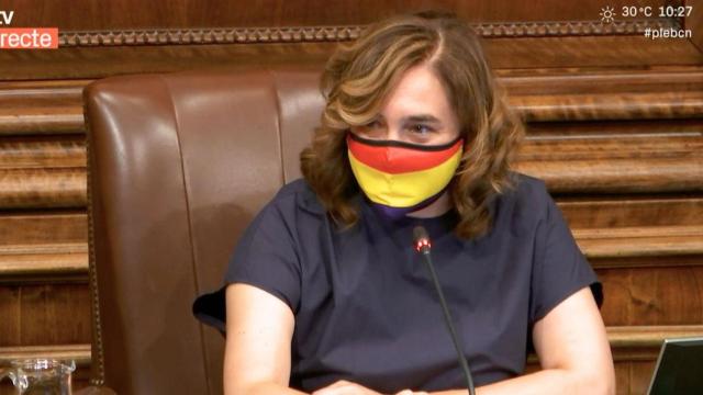 Ada Colau, alcaldesa de Barcelona, con una mascarilla con la bandera republicana / BTV
