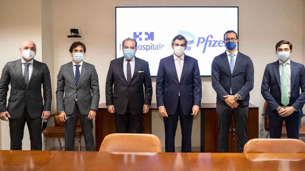 Carlos Granado, Customer Marketing de Pfizer España; Alberto López, Customer Marketing Lead de Pfizer España; Sergio Rodríguez, director general de Pfizer España; Dr. Juan Abarca Cidón, presidente de HM Hospitales; Dr. José María Castellano, director cien