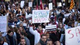 Médicos de Cataluña protestan con pancartas y batas blancas en una manifestación del sindicato Metges de Catalunya / EP