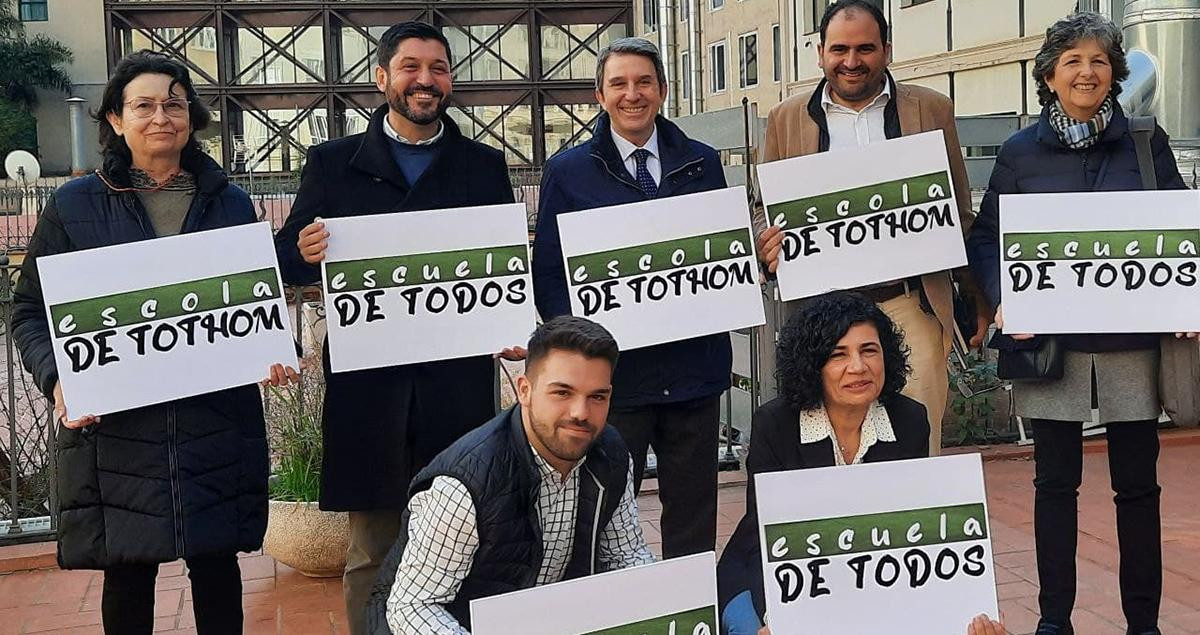 Representantes de Escuela de Todos-Escola de Tothom, entidad que ha enviado una carta a Pedro Sánchez para denunciar la discriminación lingüística / EFE