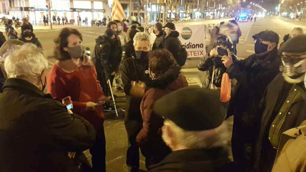 La presidenta de la ANC, Elisenda Paluzie, visitando al grupúsculo que corta el tráfico de la Avenida Meridiana de Barcelona desde hace dos años y medio / ANC