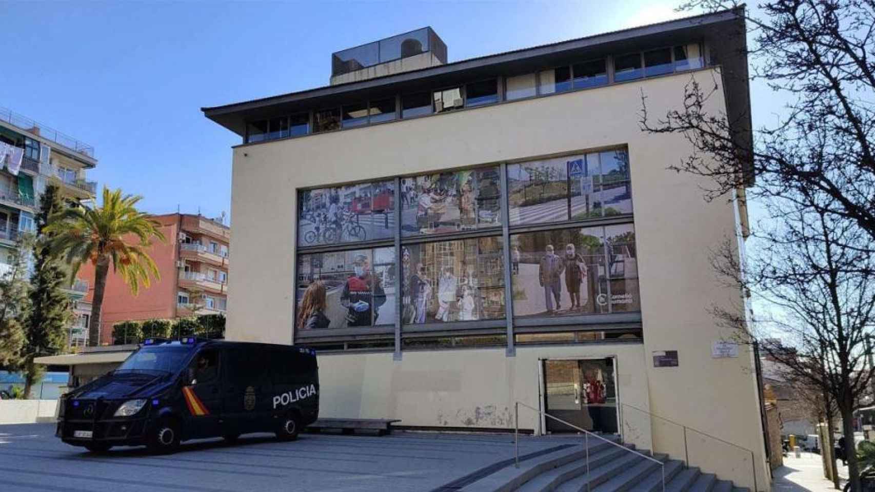 Agentes de la Policía Nacional ante el Ayuntamiento de Cornellà de Llobregat, donde han detenido a 11 personas / Carlos Manzano (CG)