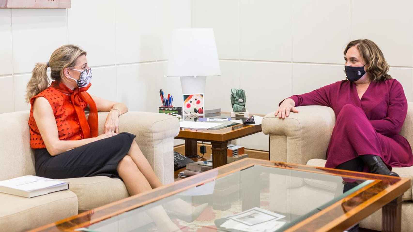 Ada Colau (d),alcaldesa de Barcelona, con la vicepresidenta tercera del Gobierno, Yolanda Díaz / EP