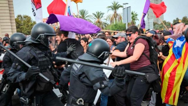 Cargas durante el asedio al Puerto de Barcelona por parte de los radicales independentistas / CG