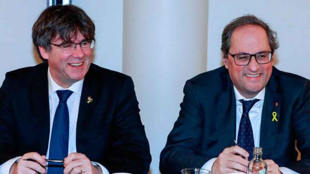 El expresidente de la Generalitat, Carles Puigdemont, y el actual líder del Govern, Quim Torra / EFE