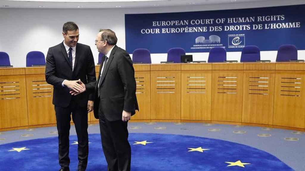 El presidente del Gobierno español, Pedro Sánchez, junto al presidente del Tribunal Europeo de Derechos Humanos, Guido Raimondi / EFE