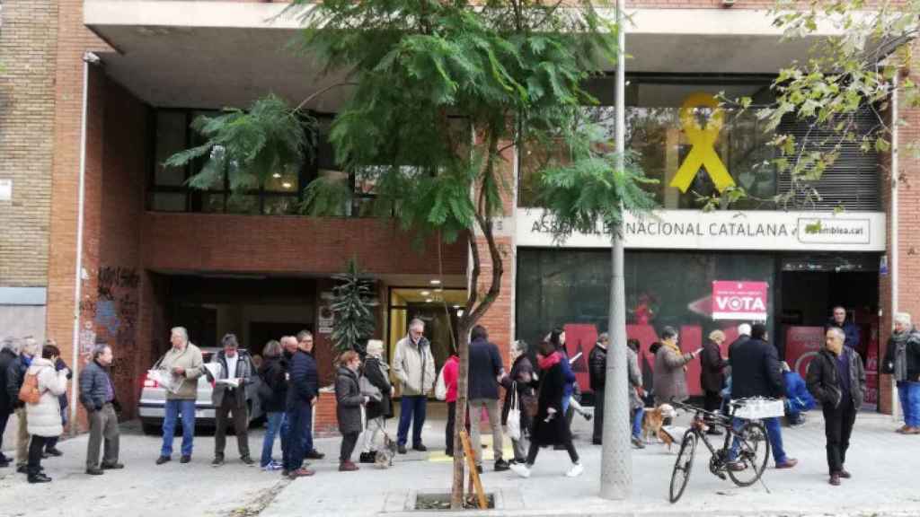 Colas en la sede de la ANC para votar en las primarias para una lista independentista en Barcelona / TWITTER