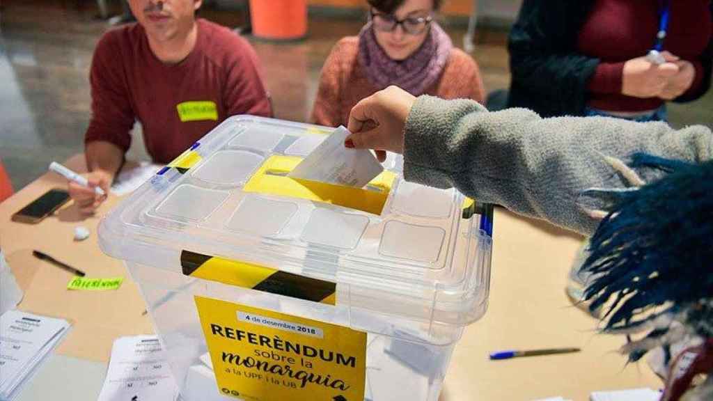 Imagen del referéndum sobre la monarquía y el modelo de Estado en las universidades catalanas / @ForaCatBorbo