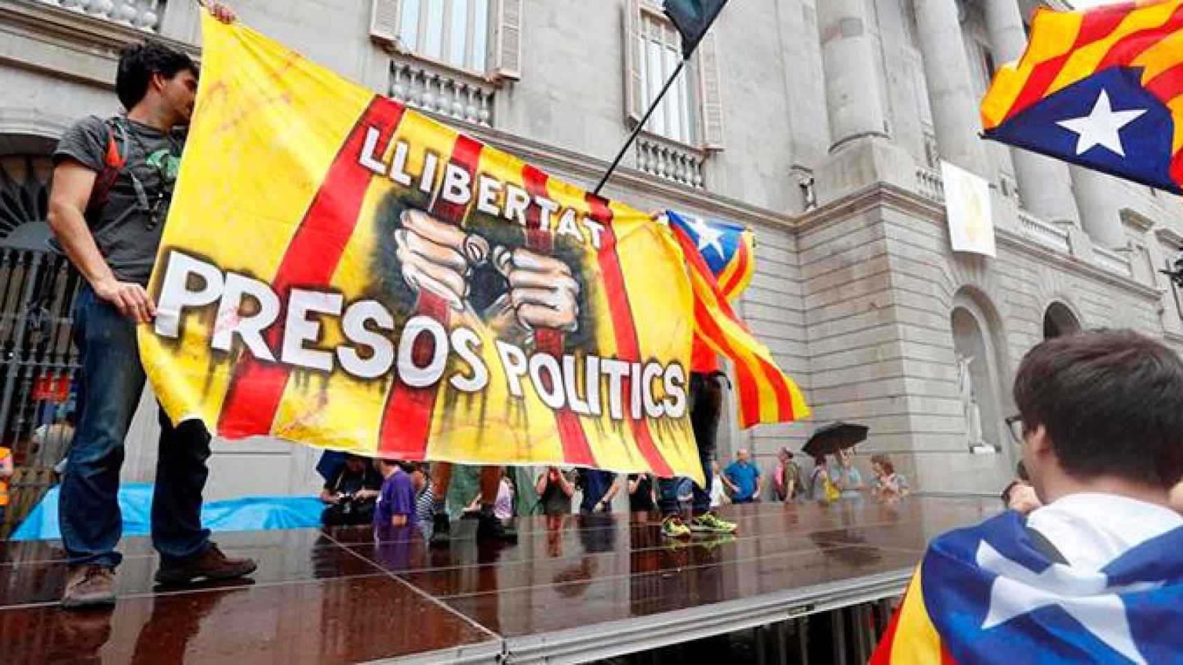 Un grupo de independentistas subidos a una plataforma en la plaza de Sant Jaume donde la asociación Hablamos Español había convocado una manifestación bajo el lema Contra la imposición lingüística y el adoctrinamiento: Libertad / EFE