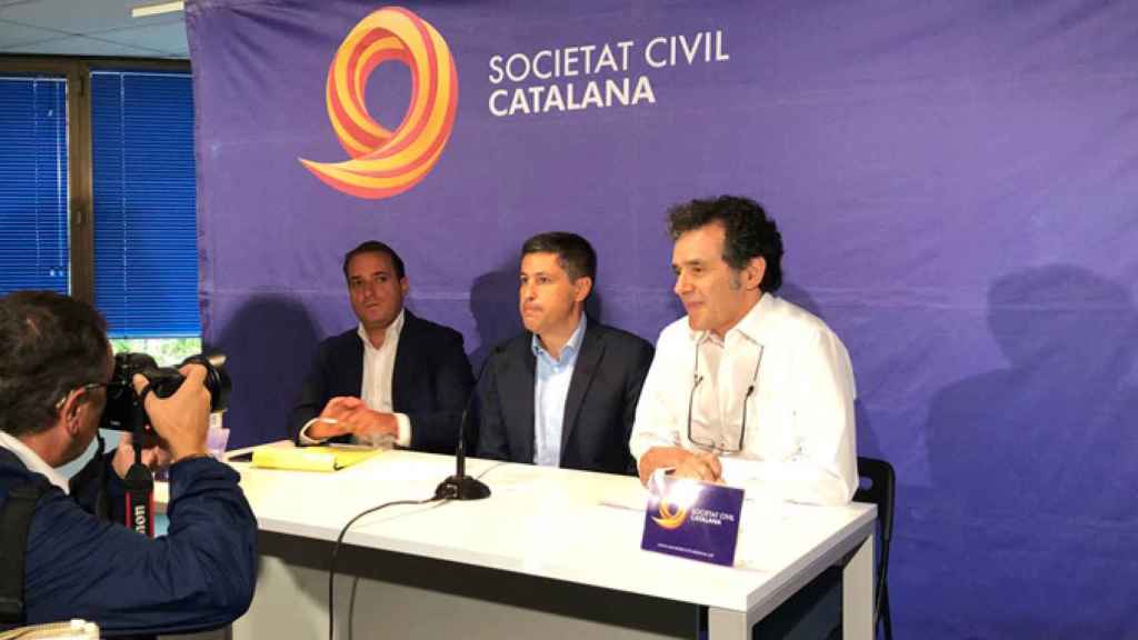 El presidente de Sociedad Civil Catalana (SCC), José Rosiñol (c) en rueda de prensa / CG