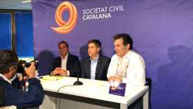 El presidente de Sociedad Civil Catalana (SCC), José Rosiñol (c) en rueda de prensa / CG