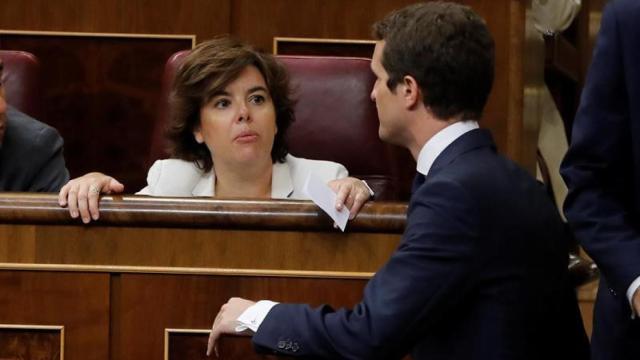 El presidente del PP, Pablo Casado y la exvicepresidenta del Gobierno, Soraya Saénz de Santamaría, durante el pleno extraordinario / EFE