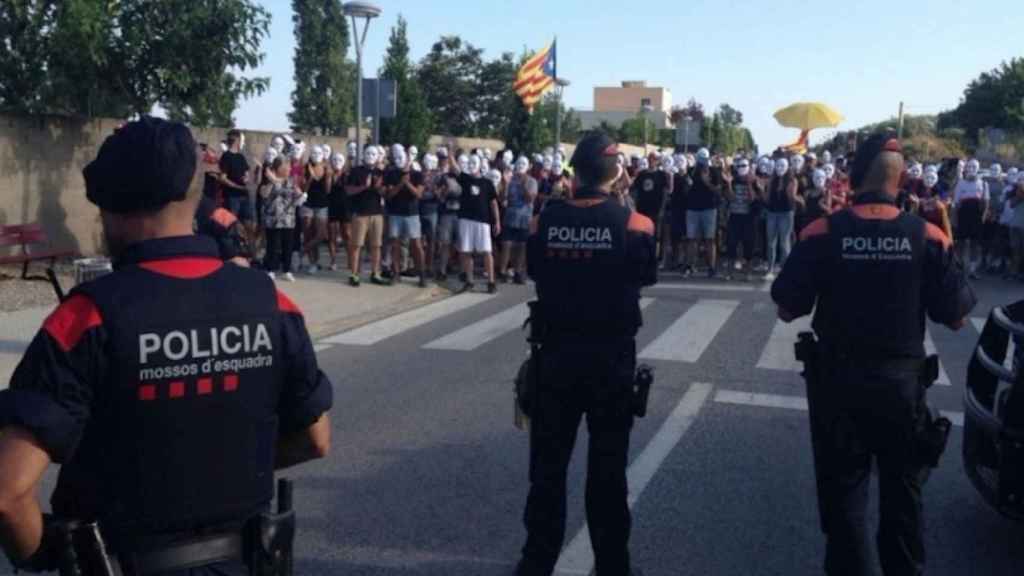 Una imagen de la concentración de los CDR frente al hotel donde Vox celebraba su campus de verano