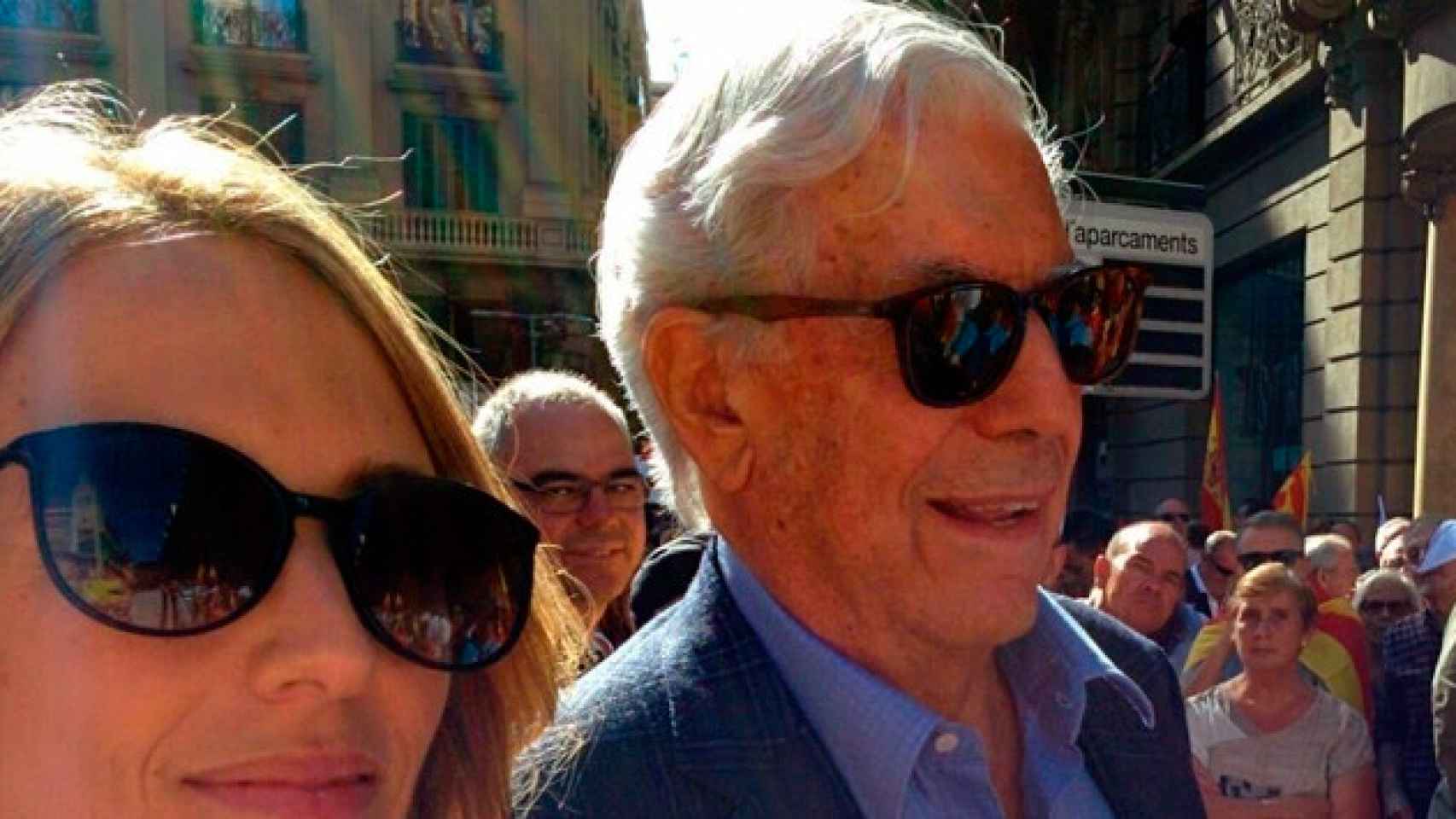 El escritor Mario Vargas Llosa en la manifestación del 8 de octubre