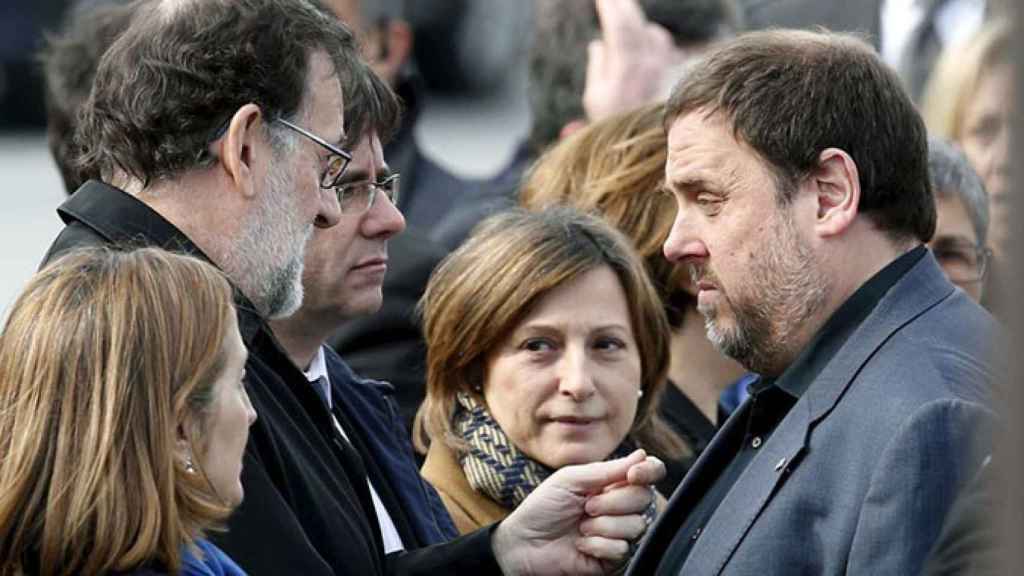 El presidente del Gobierno Mariano Rajoy y el vicepresidente catalán, Oriol Junqueras, observados por Carles Puigdemont y Carme Forcadell, en el homenaje a las víctimas de Germanwings / REUTERS