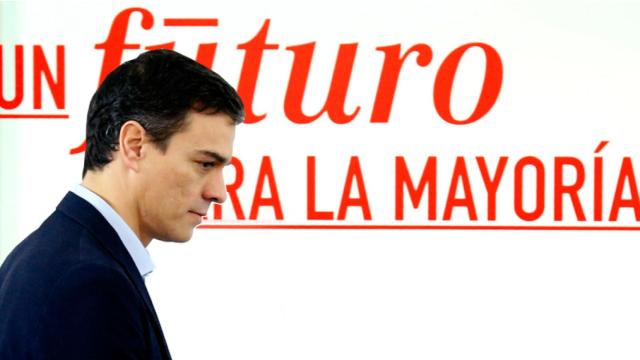 El candidato del PSOE Pedro Sánchez, junto a uno de los lemas de su campaña.