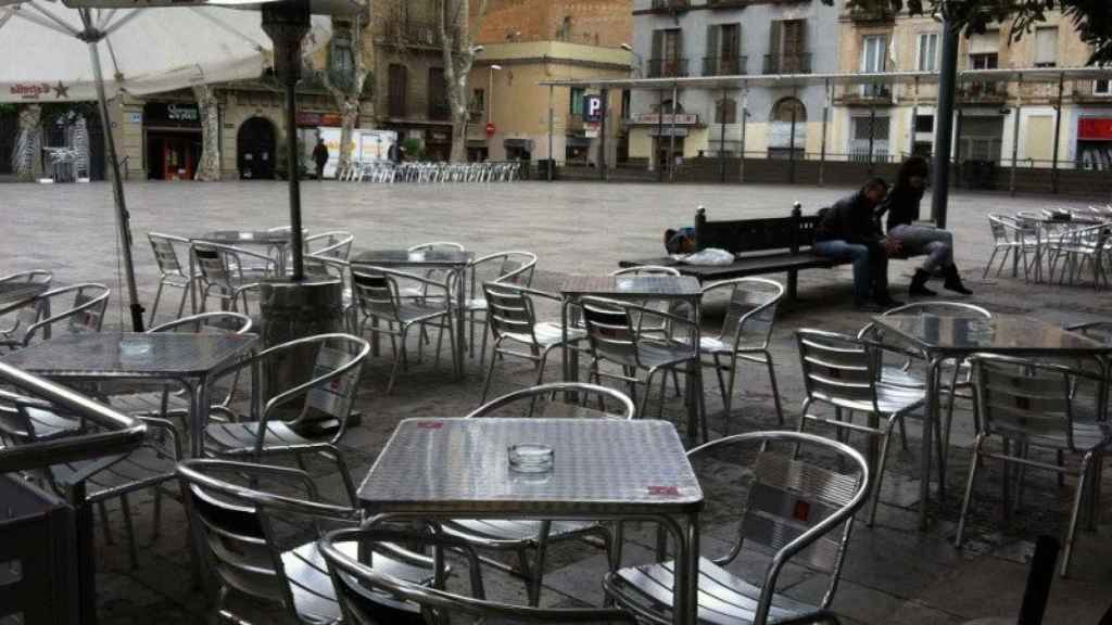 Terrazas de locales en la plaza del Sol de Barcelona, en el barrio de Gràcia.