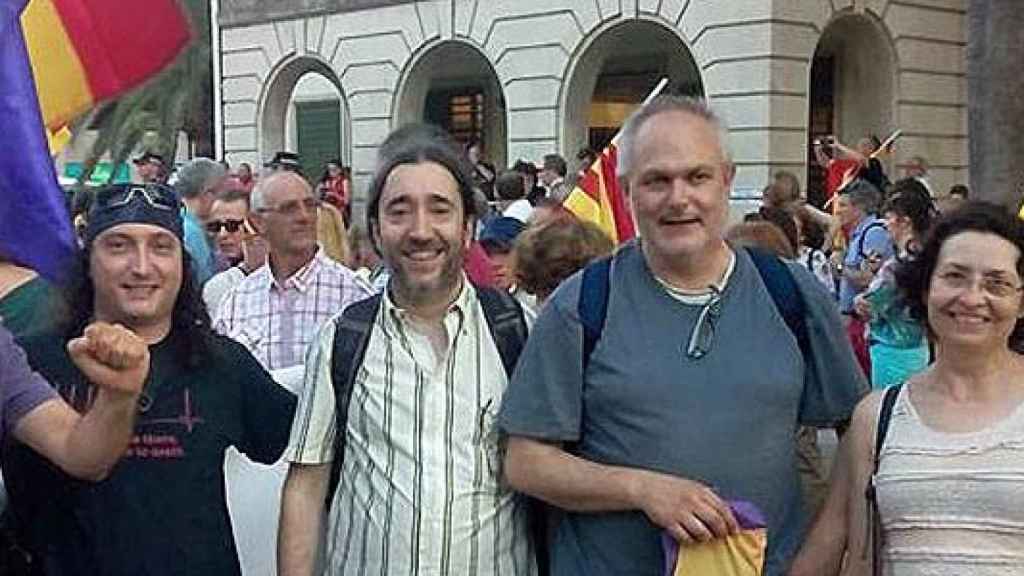 Enric Martínez (en el centro), junto a otros miembros de Unidos sí