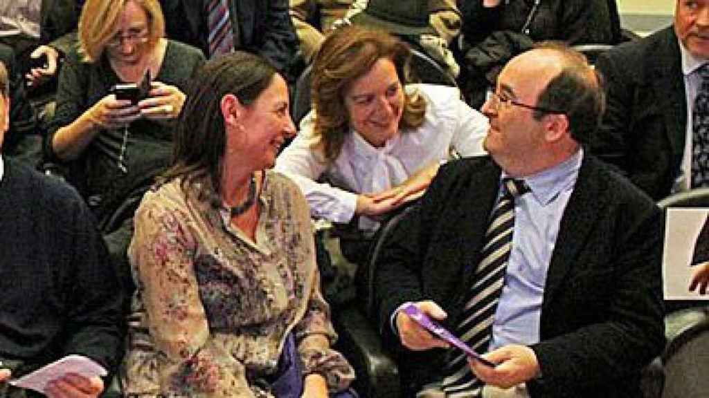 Miquel Iceta y Carina Mejías (en segunda fila), charlando con la fundadora de SCC Susana Beltrán, en un acto de la entidad contraria a la secesión