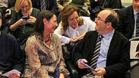 Miquel Iceta y Carina Mejías (en segunda fila), charlando con la fundadora de SCC Susana Beltrán, en un acto de la entidad contraria a la secesión