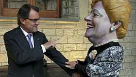 El presidente de la Generalidad, Artur Mas, con el cabezudo promocional de la Grossa de Cap d'Any