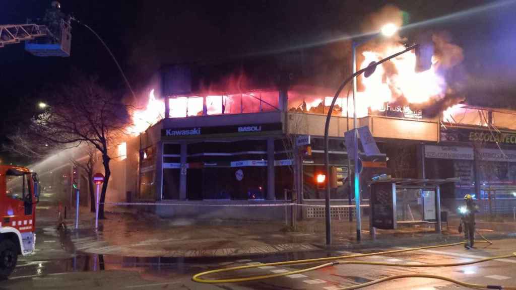 El fuego no ha provocado ningún herido, aunque se ha obligado a desalojar a algunos trabajadores de los comercios y naves cercanas / BOMBERS