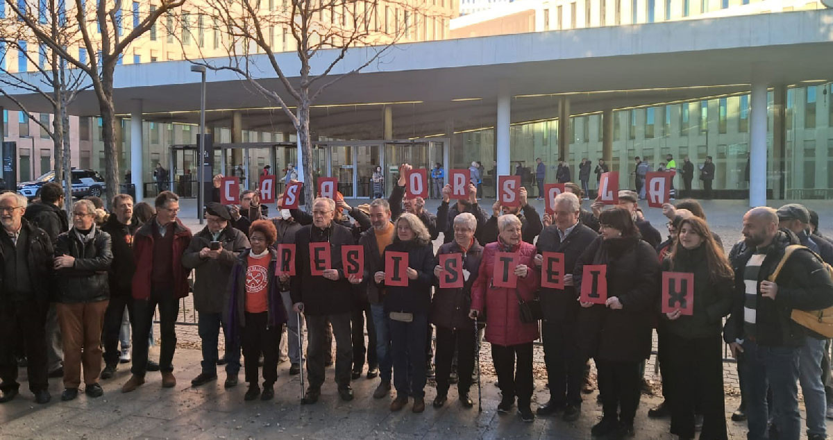 Los vecinos de la Casa Orsola de Barcelona protestan ante la Ciutat de la Justicia ante el juicio a un inquilino / EUROPA PRESS