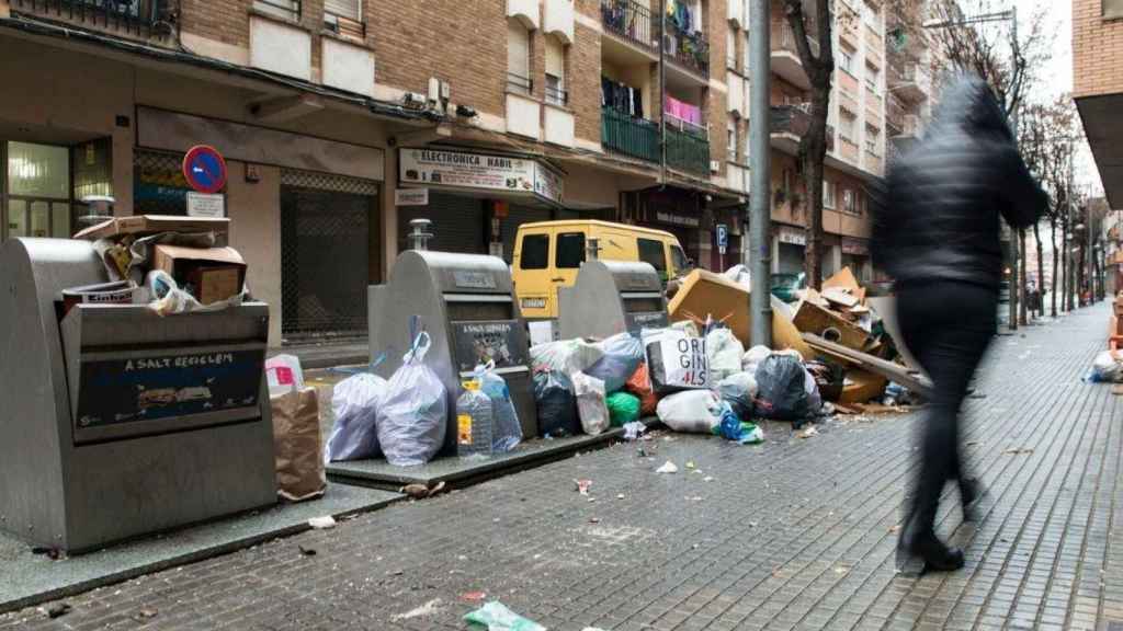 Basura en las inmediaciones de varios contenedores, lo que en Cornellà supondrá hasta 2.001 euros a los vecinos que incumplan las Ordenanzas municipales /EP