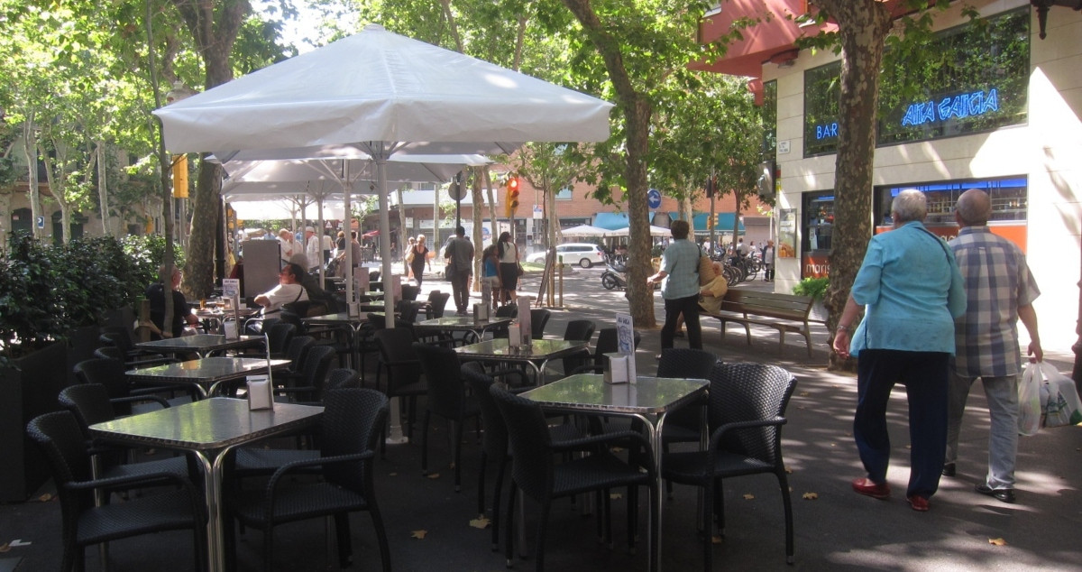 Terrazas en la Rambla del Poblenou de Barcelona, afectadas, según el Gremi de restauradors, que acusa a Colau de engañarlos y haber incumplido las promesas / EP