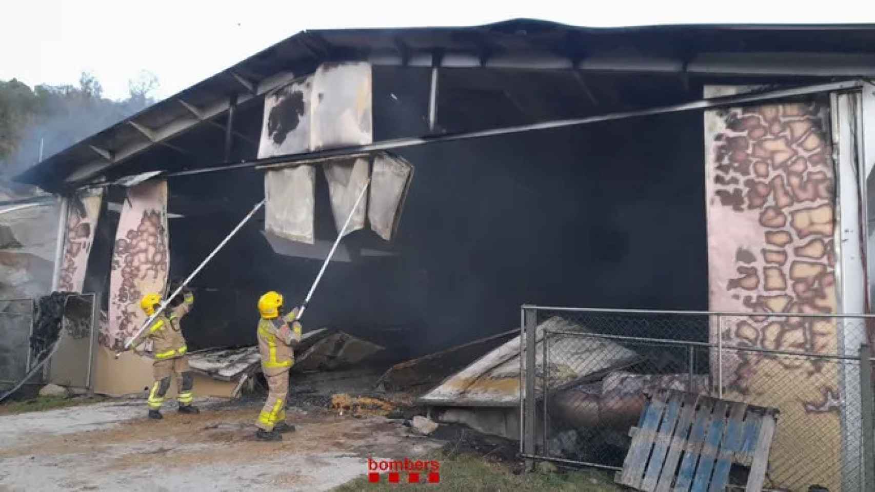 Los bomberos extinguen el fuego del incendio que ha acabado con la vida de 20.000 pollitos en la granja La Pruenca, en Les Planes d'Hostoles (Girona) / BOMBERS DE LA GENERALITAT